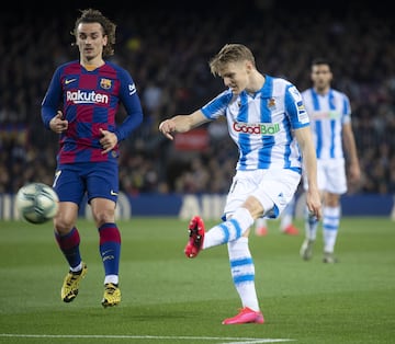 El jugador de la Real Sociedad, Odegaard, dispara a portería. 