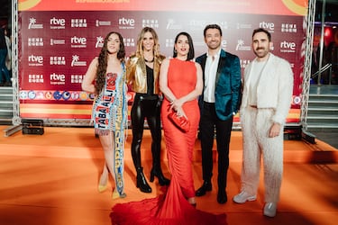 Los presentadores del Benidorm Fest Ines Hernand, Ana Prada, Ruth Lorenzo, Marc Calderó y Aitor Albizua posan durante la alfombra naranja del Benidorm Fest, en el Benidorm Palace, a 28 de enero de 2024.