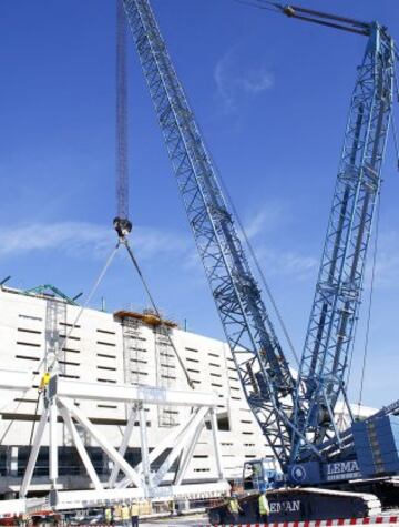 La primera estructura se ha colocado sobre el lateral este. 