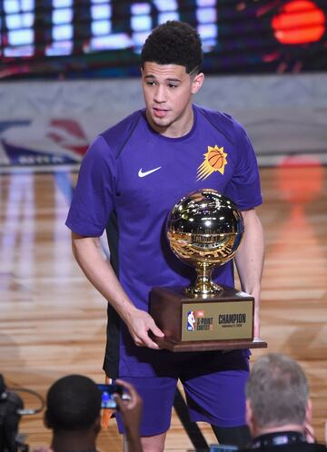 Devin Booker con el trofeo que le acredita como campeón del concurso de triples 2018.