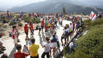 Los ciclistas ascienden las duras rampas de la Bola del Mundo durante la Vuelta a Espa&ntilde;a 2012.
  