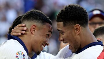 Alexander-Arnold y Bellingham. en un partido con la selección inglesa.