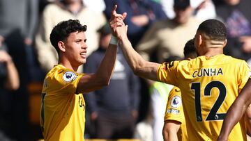 Matheus Nunes, jugador del Wolverhampton, celebra su gol con sus compañeros.