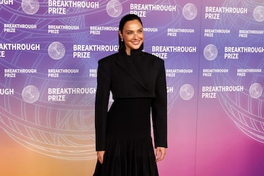 Gal Gadot posa en la alfombra roja de la 12.ª ceremonia de entrega del premio Breakthrough en el Barker Hangar de Santa Mónica, California.