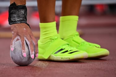 La atleta estadounidense Anna Hall compite en el lanzamiento de peso de heptatlón femenino durante el Campeonato Mundial de Atletismo en Tokio. 