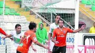 <b>A LA DESESPERADA.</b> Jesús Perera busca un balón en el área pequeña ante tres jugadores del Salamanca
