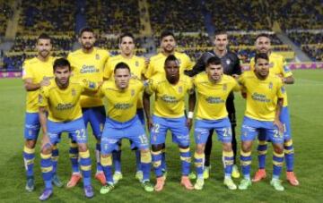 Once de Las Palmas. De pie: David García, William José, Bigas, Aythami, Javi Varas y Momo. Agachados: Garrido, Roque Mesa, Wakaso, Tana y Jonathan Viera.