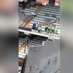 Seis operarios saltan sobre la grada para probar si resiste