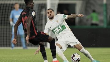 Omar Mascarell ante Baba en un Elche-Mallorca