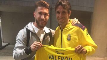 Sergio Ramos posa con Juan Carlos Valer&oacute;n y la camiseta que le regal&oacute; el mediapunta canario tras el partido Las Palmas - Real Madrid.