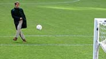 <b>REVIVIÓ SU GOLAZO AL ATLETI</B>. Martín Vázquez rememoró para AS el golazo que metió a Abel el 3 de diciembre de 1998, que permitió al Madrid ganar (2-1).