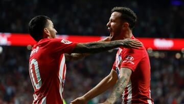 MADRID, 01/10/2023.- El centrocampista argentino del Atlético de MAdrid Ángel Correa (i) celebra su gol, tercero para su equipo, durante el partido de LaLiga que Atlético de Madrid y Cádiz CF disputan este domingo en el estadio Metropolitano. EFE/Juanjo Martín
