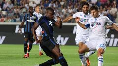 Bergamo (Italy), 21/05/2022.- Atalanta's Duvan Zapata (L) and Empoli's Samuele Damiani in action during the Italian Serie A soccer match Atalanta BC vs Empoli FC at the Gewiss Stadium in Bergamo, Italy, 21 May 2022. (Italia) EFE/EPA/PAOLO MAGNI
