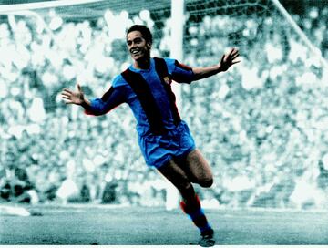 Luis Su¨¢rez es el ¨²nico espa?ol nativo que ha ganado el Bal¨®n de Oro. Desde que recibi¨® el premio en 1960, por delante de Ferenc Puskas y Uwe Seeler, ning¨²n otro compatriota le ha emulado, lo que ya da una idea de la relevancia del personaje. Tambi¨¦n fue Bal¨®n de Plata, en 1961 y 1964, y de Bronce, en 1965. El centrocampista gallego fue una figura del f¨²tbol, que despunt¨® con el Deportivo de la Coru?a (1953-1954) y se consolid¨® con el FC Barcelona (1954-1961), donde dio el salto a la liga italiana para convertirse en la estrella del Inter de Mil¨¢n (1961-1970), antes de terminar su carrera en la Sampdoria (1970-1973). Su fichaje por el Inter fue el m¨¢s caro en su ¨¦poca: 250 millones de liras, unos 205.000 euros actuales. Apodado ¡®Luisito¡¯ o ¡®El Arquitecto¡¯, el coru?¨¦s gan¨® dos Ligas, dos Copas y dos Copas de Ferias con el Bar?a, con el que jug¨® tambi¨¦n una final de la Copa de Europa en 1961. Como interista s¨ª logr¨® conquistar dos veces el trofeo continental, en 1964 y 1965, adem¨¢s de tres Ligas. Con la Selecci¨®n tambi¨¦n consigui¨® coronarse en la hist¨®rica Eurocopa que Espa?a gan¨® a la URSS en Madrid en 1964. Tras su retirada como jugador hizo carrera como entrenador y fue seleccionador nacional entre 1988 y 1991. De los banquillos pas¨® a los despachos de su amado Inter. Y de ah¨ª, a los micr¨®fonos de la Cadena SER, donde ejerci¨® hasta la fecha de su adi¨®s, el 9 de julio, a los 88 a?os. Luis Su¨¢rez Miramontes lo fue todo.