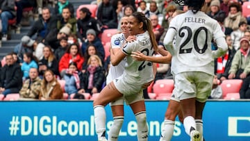 Bilbao, 02/03/2025.- La defensa francesa del Real Madrid Mäelle Lakrar (2i) celebra anotar el gol del empate de su equipo durante el encuentro de la Liga F entre el Athletic de Bilbao y el Real Madrid, disputado este domingo en el estadio de San Mamés de la capital vizcaína. EFE/Javier Zorrilla.