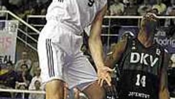 <B>CONTUNDENCIA.</b> Tabak redondeó su actuación con cuatro mates.