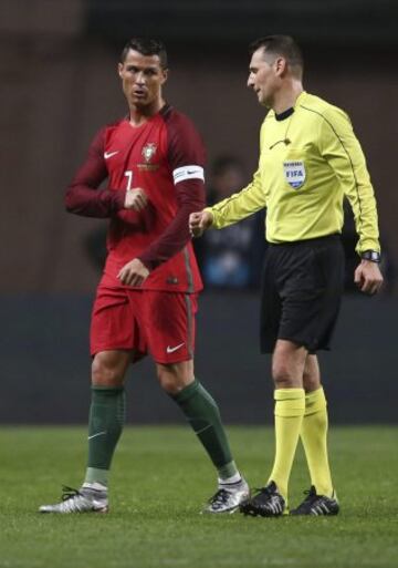 Cristiano Ronaldo y el árbitro español Carlos Clos Gómez.