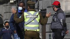 Santiago 13 Junio 2020  Estrictos controles de permisos se realizan en El Centro de Santiago durante la cuarentena total.  Marcelo Hernandez/Aton Chile