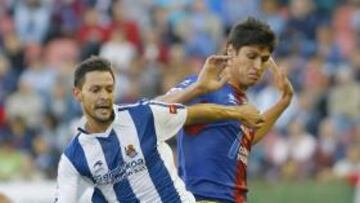 <b>RENUEVA. </b>De la Bella ante Rafa Jordá en un partido de la Real Sociedad contra el Levante.