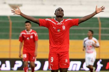 Zapata jugó tres temporadas con América de Cali, marcó nueve goles en más de 40 partidos y luego pasó a Estudiantes de La Plata, primero a préstamo y luego fue comprado por el equipo argentino.