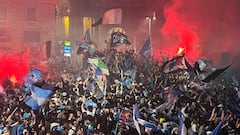 Seguidores del Nápoles celebran el Scudetto.