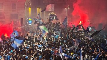 Seguidores del Nápoles celebran el Scudetto.