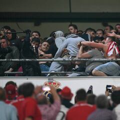 La Policía carga contra los hinchas del Bayern en la grada