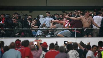 La Policía carga contra los hinchas del Bayern.