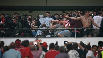 La Polic&iacute;a carga contra los hinchas del Bayern.