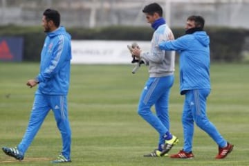 El entrenador de  de Universidad de Chile Angel Hoyos es fotografiado junto al portero Nelson Espinoza  durante  el entrenamiento  en las canchas del CDA en Santiago, Chile.