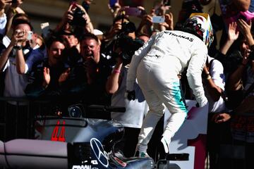 Lewis Hamilton celebra la victoria. 