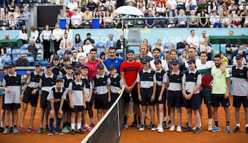 Cuando la temporada de tenis 2020 se detuvo a causa de la pandemia del coronavirus, Djokovic reivindicó una y otra vez su estilo de vida naturista, ese en el que la meditación y el veganismo sus sus aliados, y las vacunas sus enemigas. Con la intención de que tanto él como otros tenistas iniciasen su puesta a punto de cara al tramo final de calendario, con US Open y Roland Garros en el horizonte, Djokovic organizó el famoso ‘Adria Tour’, una serie de torneos de exhibición que se celebraron en Serbia, Croacia, Montenegro y Bosnia-Herzegovina. Durante los partidos no sólo no se guardó ningún tipo de medida de seguridad (ausencia de mascarillas y nada de distancia social), sino que todo culminó en una fiesta por parte de Djokovic y jugadores como Thiem o Zverev, que se saldó con un brote de contagios entre ellos por covid-19. Esperpéntico.