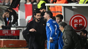 Álvaro Arbeloa dialoga con Carvajal, uno de los jugadores que han pasado por el sofá gris, en el partido de Copa en Albacete.