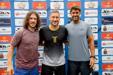 El Real Club de Polo de Barcelona acoge estos días el trofeo de padel que ha reunido a grandes leyendas del fútbol ya retiradas. En la foto, Carles Puyol, Francesco Totti y Xabi Prieto. 
 