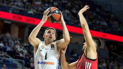 MADRID, SPAIN - OCTOBER 21: Fabien Causeur, #1 of Real Madrid is challenged by Filip Petrusev, #33 of Crvena Zvezda mts Belgrade during the 2022/2023 Turkish Airlines EuroLeague Regular Season Round 4 match between Real Madrid and Crvena Zvezda mts Belgrade at Wizink Center on October 21, 2022 in Madrid, Spain. (Photo by Angel Martinez/Euroleague Basketball via Getty Images)