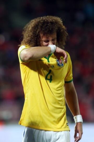 David Luiz (Brasil). El zaguero del PSG se lastimó la rodilla izquierda tras disputar una pelota con Eduardo Vargas. 