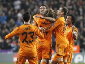 Los jugadores del Real Madrid celebran el gol de Modric.