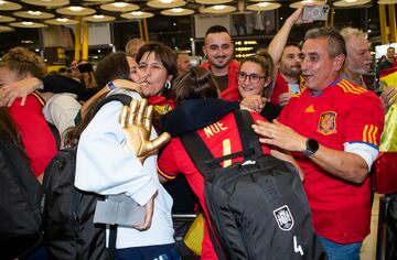 La selección española Sub-17 y el cuerpo técnico recibidos entre gritos de "campeonas, campeonas".