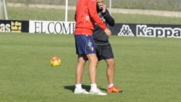 Abelardo (al fondo) habla con Lora mientras Dani Ndi estira.