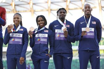 EUGENE, OREGON - JULY 15: Bronze medalists Allyson Felix, Kennedy Simon, Elija Godwin and Vernon Norwood of Team United States pose with their medal during the medal ceremony following the 4x400m Mixed Relay Final on day one of the World Athletics Championships Oregon22 at Hayward Field on July 15, 2022 in Eugene, Oregon.   Steph Chambers/Getty Images/AFP
== FOR NEWSPAPERS, INTERNET, TELCOS & TELEVISION USE ONLY ==