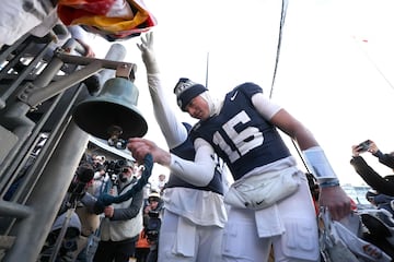 STATE COLLEGE, PENNSYLVANIA - DECEMBER 21: Drew Allar #15 of the Penn State Nittany Lions rings the victory bell after defeating the Southern Methodist Mustangs 38-10 in the Playoff First Round Game at Beaver Stadium on December 21, 2024 in State College, Pennsylvania.   Scott Taetsch/Getty Images/AFP (Photo by Scott Taetsch / GETTY IMAGES NORTH AMERICA / Getty Images via AFP)