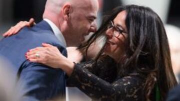 La alegría. Infantino se abraza con su mujer Lina tras conocer que es nuevo presidente de la FIFA.