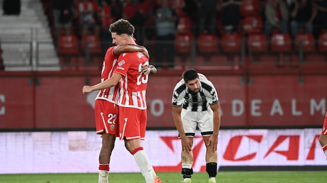 El Almería, un equipo de 10, sin ‘9’