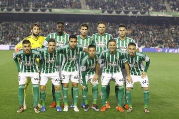 Piccini y Bruno, arriba de pie, en una alineación del Betis, separados por Westermann.