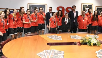 Las chicas de basket enseñan su bronce a la redacción de Diario As