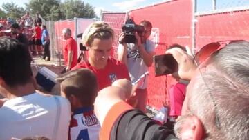 Fiesta para los fans rojiblancos: Griezmann y Torres firmaron