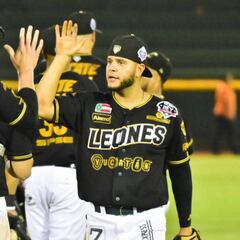 Leones se niega a caer, igualan la serie con corazón y relevo