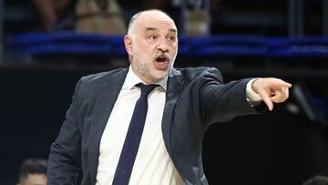 Pablo Laso, entrenador del Real Madrid, da instrucciones a sus jugadores durante la segunda semifinal de la Supercopa Endesa ante el Lenovo Tenerife.