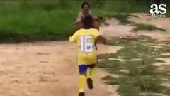 El curioso festejo de un niño tras meter un gol