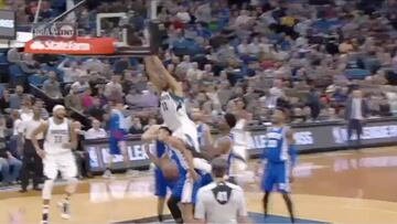 Towns se la lía a Embiid: finta, velocidad y aro reventado